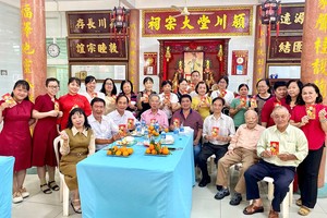 全体教职员与励学会成员欢聚一堂。