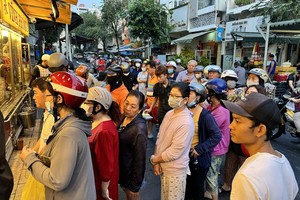 从清早开始已有多人排队等待购买烧肉烧鸭。