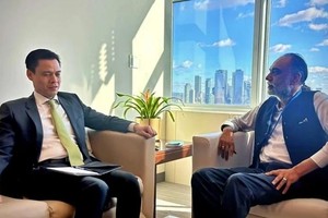 越南常驻联合国代表团团长邓黄江大使与联合国副秘书长、秘书长技术特使阿曼迪普·辛格·吉尔。（图：《越南之声》）