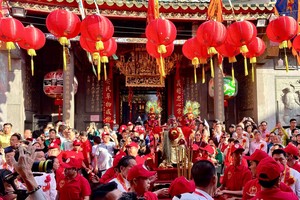 各位领导、贵宾、理事与民众虔诚恭迎关帝圣驾巡游。