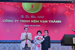 杨文德伉俪送花给越南祖国阵线中央委员会副主席苏氏碧珠。