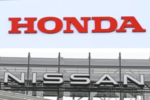 图为本田（上）和日产汽车的标志。（图：共同社）