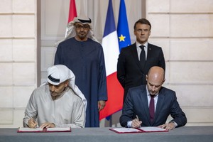 法国总统马克龙与到访的阿联酋总统穆罕默德‧本‧扎耶德‧阿勒纳哈扬于6日晚共同出席了《法国和阿联酋人工智能合作框架协议》的签署仪式。（图：互联网）