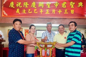 李世龙以9999万9999元投得第九圣灯。