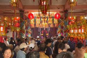 众多善信赴鹅贡关帝庙祈福。