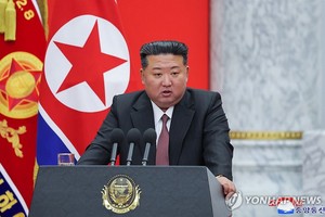 据朝中社2月9日报道，朝鲜国务委员会委员长金正恩前一日访问国防省，庆祝朝鲜人民军建军77周年。（图：韩联社/朝中社）