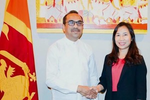 越南驻斯里兰卡大使郑氏心和斯里兰卡航空、港口和运输部长比马尔·拉特纳亚克。（图：越通社）