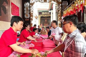 善信前来义安会馆关帝庙“借富”。