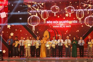 市与郡级领导向各会馆赠送感谢状。