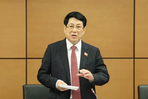 国家主席梁强在本市国会代表小组讨论会议上致辞。