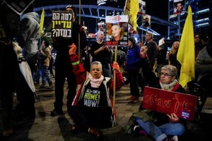 哈马斯突然宣布推迟原定本周六的人质释放计划后，许多人质家属于2月10日晚与支持者聚集在特拉维夫，呼吁政府坚守协议确保人质获释。（图：路透社）
