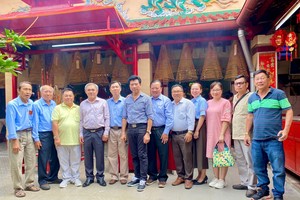 七府关帝庙理事与前往参神的市民族领导、各华企留影。