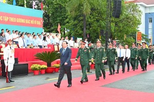 市委书记阮文年出席第七郡 2025年军事义务的军人交接仪式。（图：越勇）