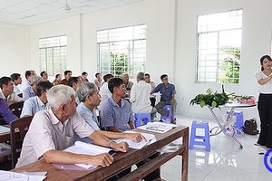 榴槤树嫁接和繁殖培训班在前江省丐礼县美城南乡举办。（图：前江报）