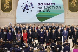 法国总统马克龙与出席会议的各国领导人及部分与会者合影留念。（图：互联网）