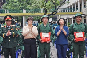 第五郡领导勉励入伍青年。