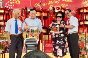 新东协集团以5亿3900万元投得“一帆风顺”圣灯。