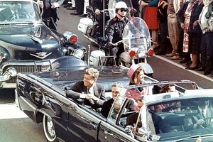 1963年11月22日，美国总统约翰·肯尼迪、第一夫人杰奎琳·肯尼迪、德克萨斯州州长约翰·康纳利等人在德克萨斯州达拉斯向车队沿途的人群微笑。（图：互联网）