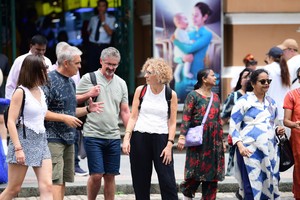 国际游客参观市邮政局。（图：光定）