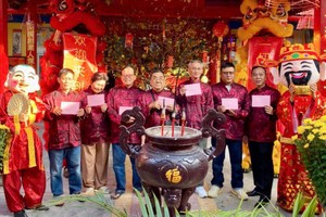 芽庄海南会馆理事会祝贺新年。