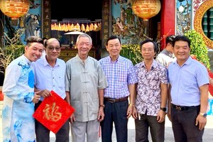 作者（右二）与各诗友和好友在“慈善挥春”上留影。