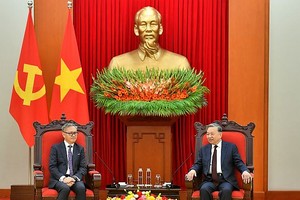 党中央总书记接见老挝外交部长