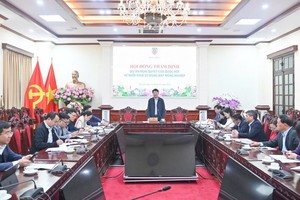 司法部副部长阮青静（中）主持国会关于农业用地使用免税《决议》项目审定委员会会议。（图：世团）