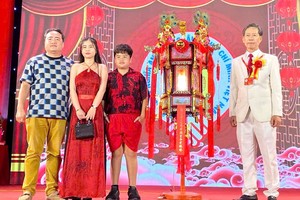 义安会馆理事长陈振炎向马志汉先生家庭移交“关圣帝君财灯”。