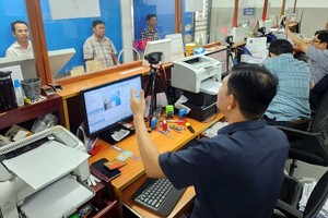 本市新富郡进步交通中级学校驾照换发手续拍照部门一瞥。