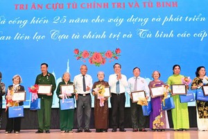 市委副书记阮福禄颁授铭恩牌和赠送礼物给已参加各级联络处贡献达25年以上的原政治囚犯与囚犯。