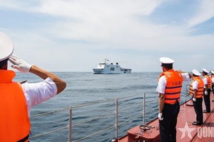 越南海军第二海区舰队171旅的09号舰干部和水手向指挥舰敬礼。（图：人民军队）