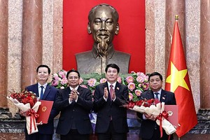 国家主席向各政府副总理与部长颁授委任《决定》