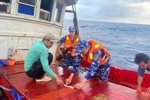 第四区海警司令部执法警员对 CM 92519 TS号渔船上的非法柴油进行了封存。（图：成仁）