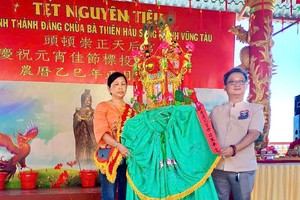 头顿崇正天后宫举行标投9盏圣灯