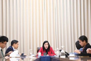 外交部副部长黎氏秋姮（中）与吉尔吉斯斯坦共和国外交部副部长梅德尔‧阿巴基罗夫举行电谈。（图：ttdn.vn）