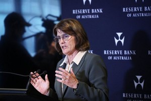 2025年2月18日，澳大利亚储备银行（RBA）行长米歇尔‧布洛克在悉尼举行的货币政策决策新闻发布会上发表讲话。（图：AFP）