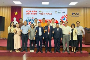 华人企业家、联盟傢具手工艺品股份公司董事长邓国鸿(前排左六)与各单位、企业代表合影。