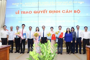 接受新任务的骨干干部与本市领导拍照留念。