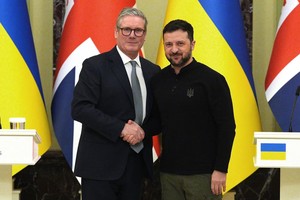 图为 2025年1月16日，在俄罗斯袭击乌克兰期间，英国首相基尔·斯塔默和乌克兰总统泽连斯基在乌克兰基辅签署仪式后握手。（图：AP）