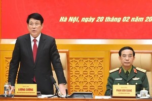 国家主席梁强（左）在会议上发表指导意见。（图：人民报）