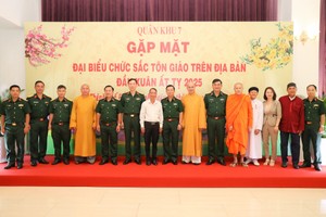 第七军区司令部领导同各宗教的模范神职人士代表合影留念。（图：黎进）