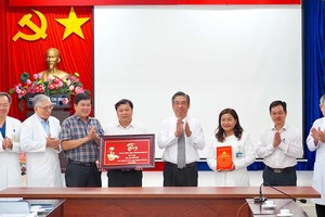 阮福禄同志向阮廌医院领导赠送礼物。