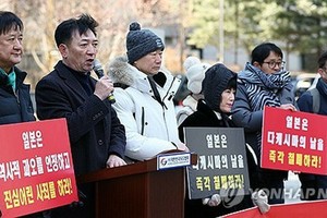 2月22日，在位于首尔钟路区的“和平少女像”前，韩国独岛协会成员举行记者会，要求日方停办“竹岛日”20周年活动。 （图：韩联社）