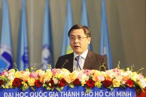 国立大学副经理阮明心副教授在座谈会上发言。（图：K.H）