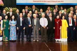 市领导与出席代表合影。