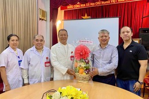 本报编委黎曰孟雄向第五郡东医会祝贺。