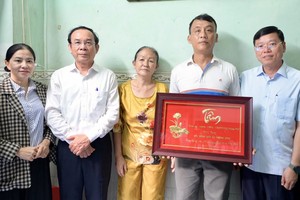 市委书记探望抗疫牺牲医生家属