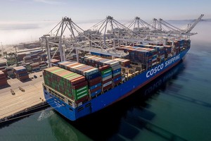 当地时间2月20日，在美国加利福尼亚州长滩港的一艘中国远洋海运集团的集装箱船。（图：互联网）