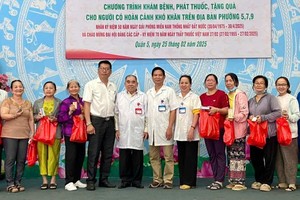 组办单位向各病人发送药品和礼品。