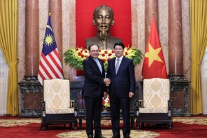 国家主席梁强（右）与马来西亚总理安瓦尔‧易卜拉欣。（图：VOV）